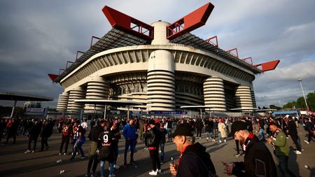 MILAN, ITALY - MAY 10: A general view of the outside of the stadium prior to the UEFA Champions League semi-final first leg match between AC Milan and FC Internazionale at San Siro on May 10, 2023 in Milan, Italy. (Photo by Clive Rose/Getty Images) Milan-inter, l'euroderby di Champions League