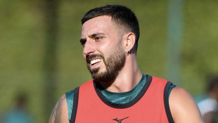 ROME, ITALY - JULY 14: Mario Gila of SS Lazio during the SS Lazio traning session at the Formello sport centre on July 14, 2025 in Rome, Italy. (Photo by Marco Rosi - SS Lazio/Getty Images) Emergenza totale Lazio: Sarri pronto a cambiare modulo e occhio al ruolo di Gila. Quando torna Rovella - immagine 1