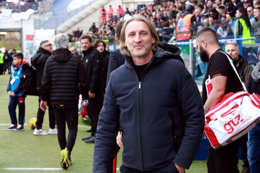 L'allenatore del Cagliari Davide Nicola osserva il campo durante la partita di Serie A tra Cagliari e Lecce alla Sardegna Arena il 19 gennaio 2025 a Cagliari, Italia. (Foto di Enrico Locci/Getty Images) Cagliari-Nicola