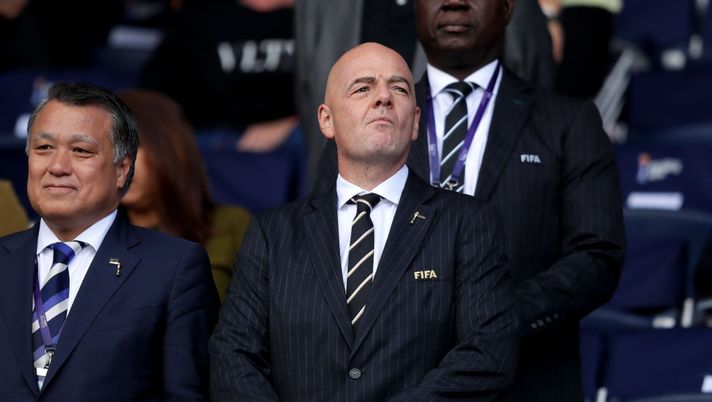 Gianni Infantino Fifa bombolette spray brevetto accusa