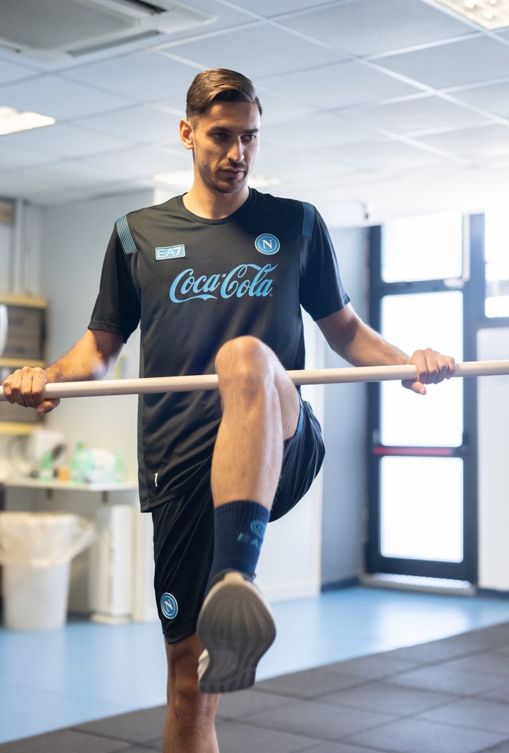 La stagione 2026/27 del Napoli ha avuto ufficialmente inizio: nella mattinata odierna, undici tesserati azzurri, ossia Sam Beukema, Antonio Vergara, Lorenzo Lucca, Rafa Marin, Giovane Santana do Nascimento, Pasquale Mazzocchi, Alex Meret, Miguel Gutierrez, Vanja Milinkovic-Savic, Jesper Lindstrom e Nikita Contini, hanno fatto rientro dalle vacanze e si sono presentati al Training Center di Castel Volturno per cominciare a preparare la prossima annata sotto la gestione di Massimiliano Allegri. Per la prima giornata, ovviamente, i calciatori sono stati semplicemente sottoposti a test atletici e alle visite mediche di rito: qui alcuni scatti della sessione d'allenamento.