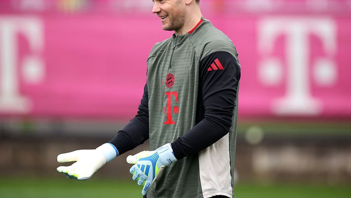 MUNICH, GERMANY - APRIL 14: Manuel Neuer of FC Bayern Munich reacts during a training session prior to their UEFA Champions League 2025/26 quarter-final second leg match at Football Arena Munich on April 14, 2026 in Munich, Germany. (Photo by Alex Grimm/Getty Images) Neuer è al bivio: il ritiro però può ancora aspettare un anno - immagine 1
