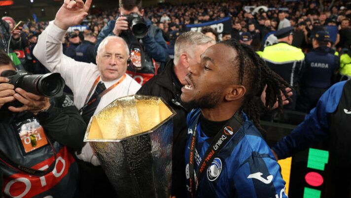 DUBLIN, IRELAND - MAY 22: Ademola Lookman of Atalanta BC celebrates with the UEFA Europa League Trophy after his team's victory in the UEFA Europa League 2023/24 final match between Atalanta BC and Bayer 04 Leverkusen at Dublin Arena on May 22, 2024 in Dublin, Ireland. (Photo by Richard Heathcote/Getty Images) Gazzetta, arriva il super voto per Lookman ma niente 10 in pagella col Bayer - immagine 1
