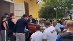 Amici e parenti si riuniscono per “Totò” Schillaci: le toccanti scene del funerale
