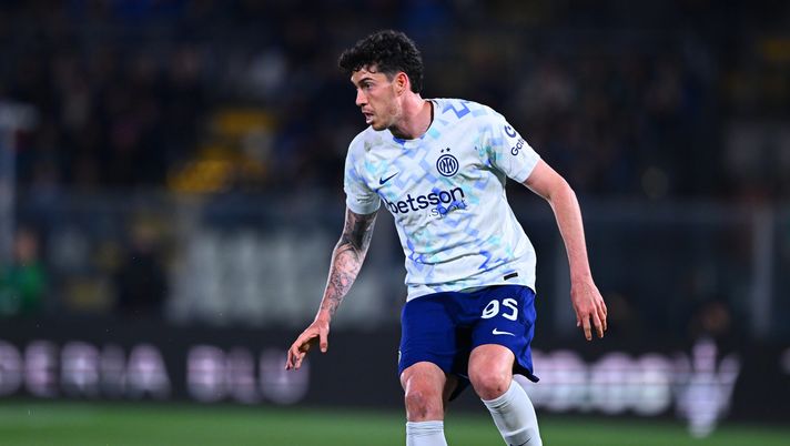 COMO, ITALY - APRIL 12: Alessandro Bastoni of FC Internazionale in action during the Serie A match between Como 1907 and FC Internazionale at Giuseppe Sinigaglia Stadium on April 12, 2026 in Como, Italy. (Photo by Mattia Pistoia - Inter/Inter via Getty Images) Inchiesta escort, Bastoni non si presenta! Presente Calafiori come teste - immagine 1