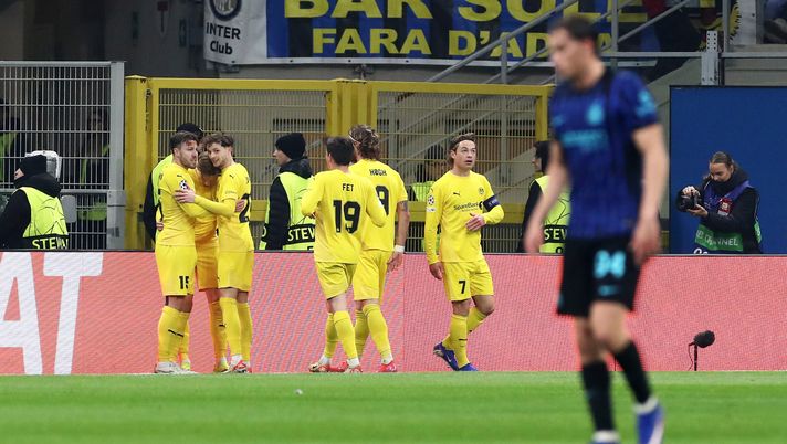 MILAN, ITALY - FEBRUARY 24: Jens Petter Hauge of Bodo/Glimt (obscured) celebrates scoring his team's first goal with teammates during the UEFA Champions League 2025/26 League Knockout Play-off Second Leg match between FC Internazionale Milano and FK Bodo/Glimt at Stadio San Siro on February 24, 2026 in Milan, Italy. (Photo by Marco Luzzani/Getty Images) Il Bodo batte l’Inter anche a San Siro: rischio zero italiane agli ottavi - immagine 1