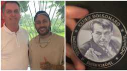 Neymar è a Rio, Bolsonaro gli fa visita: donata medaglia con il suo volto