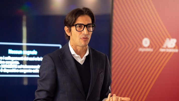 Gianpaolo Calvarese, new AS Roma match analyst, attends a meeting at Centro Sportivo Fulvio Bernardini on January 30, 2022 in Rome, Italy. (Photo by Fabio Rossi/AS Roma via Getty Images) Calvarese: “Di errori ne ho fatti tanti, come la scelta su Bacca in Sassuolo-Milan” - immagine 1