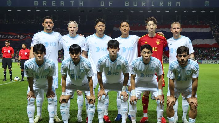 BURIRAM, THAILAND - FEBRUARY 12: Ulsan HD players line up for the team photos prior to the AFC Champions League Elite East Region match between Buriram United and Ulsan HD at Buriram Stadium on February 12, 2025 in Buriram, Thailand. (Photo by Pakawich Damrongkiattisak/Getty Images) Mondiale per Club Ulsan HD