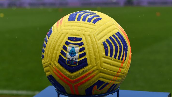 BENEVENTO, ITALY - JANUARY 09: Detail view of the Serie A Nike Flight hi-vis match ball prior to the Serie A match between Benevento Calcio and Atalanta BC at Stadio Ciro Vigorito on January 09, 2021 in Benevento, Italy. Sporting stadiums around Italy remain under strict restrictions due to the Coronavirus Pandemic as Government social distancing laws prohibit fans inside venues resulting in games being played behind closed doors. (Photo by Francesco Pecoraro/Getty Images) Diritti TV: a Sky tre partite a giornata dal 2021 al 2024 - immagine 1