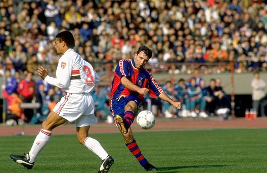 13 Dec 1992: Hristo Stoichkov (right) of Barcelona and Adilson of Sao Paulo in action during a Toyota European Cup match. Sao Paulo won the match 2-1. Mandatory Credit: Shaun Botterill/Allsport Mondiale 2026, Stoichkov estasiato: “Edizione con 48 squadre… un’invenzione fantastica” - immagine 1