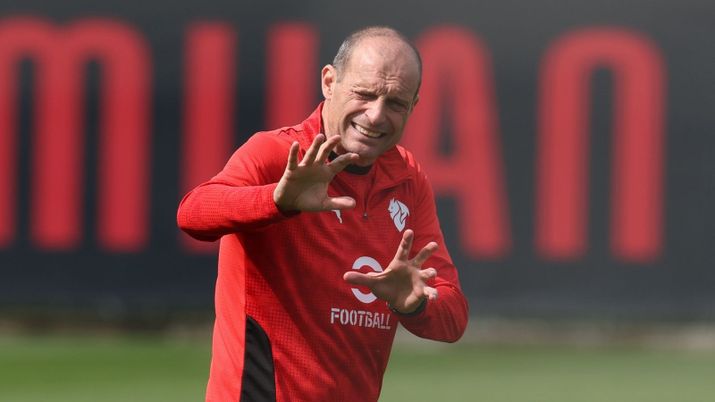 Massimiliano Allegri (allenatore AC Milan), qui durante una seduta di allenamento con i rossoneri a Milanello | Milan News (Credits foto: Getty Images) Massimiliano Allegri, allenatore AC Milan, qui durante una seduta di allenamento con i rossoneri a Milanello
