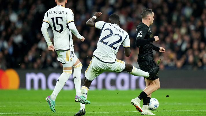 MADRID, SPAIN - NOVEMBER 29: Piotr Zielinski of SSC Napoli is challenged by Antonio Ruediger of Real Madrid during the UEFA Champions League match between Real Madrid and SSC Napoli at Estadio Santiago Bernabeu on November 29, 2023 in Madrid, Spain. (Photo by Angel Martinez/Getty Images) Champions, Real Madrid-Napoli 4-2: la squadra di Mazzarri in gara fino all’84’ - immagine 1