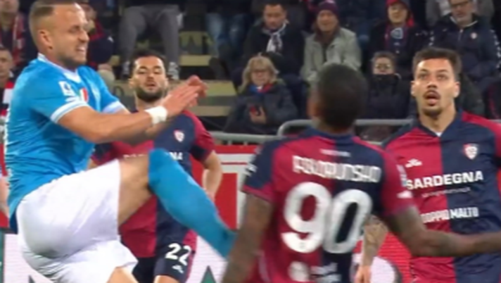 Calvarese scagiona Lobotka da qualunque sanzione che non sia l'ammonizione per il fallo su Folorunsho: i motivi spiegati via Instagram. folorunsho lobotka cagliari napoli