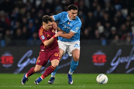 NAPLES, ITALY - FEBRUARY 15: Eljif Elmas of SSC Napoli battles for possession with Bryan Zaragoza of AS Roma during the Serie A match between SSC Napoli and AS Roma at Stadio Diego Armando Maradona on February 15, 2026 in Naples, Italy. (Photo by Francesco Pecoraro/Getty Images)