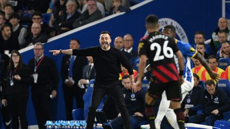 BRIGHTON, ENGLAND - MAY 24: Roberto De Zerbi, Manager of Brighton & Hove Albion, gives the team instructions during the Premier League match between Brighton & Hove Albion and Manchester City at American Express Community Stadium on May 24, 2023 in Brighton, England. (Photo by Mike Hewitt/Getty Images)