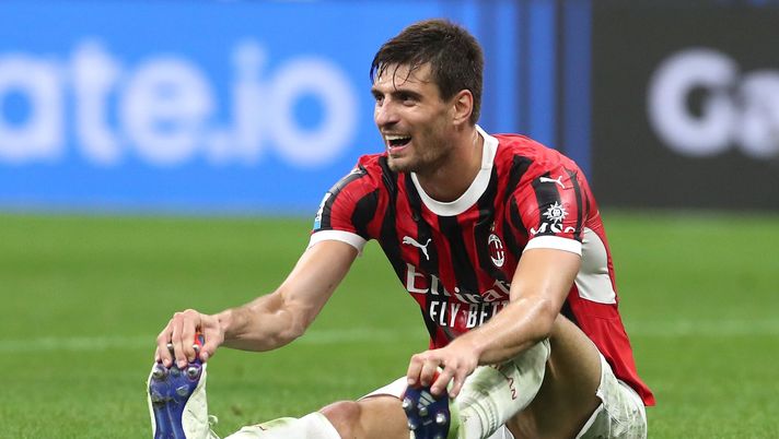 MILAN, ITALY - SEPTEMBER 22: Matteo Gabbia of AC Milan looks on during the Serie A match between FC Internazionale and AC Milan at Stadio Giuseppe Meazza on September 22, 2024 in Milan, Italy. (Photo by Marco Luzzani/Getty Images) Milan, Gabbia: “Scontenti della classifica. Scudetto? Dobbiamo essere ambiziosi” - immagine 1