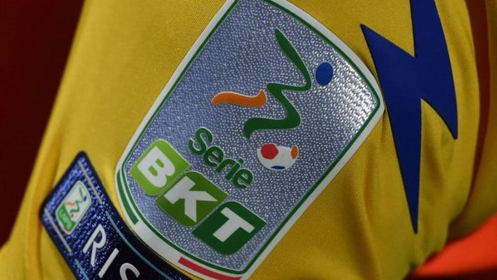 Serie B, la 14esima giornata si gioca col pallone rosso contro la violenza sulle donne - immagine 1