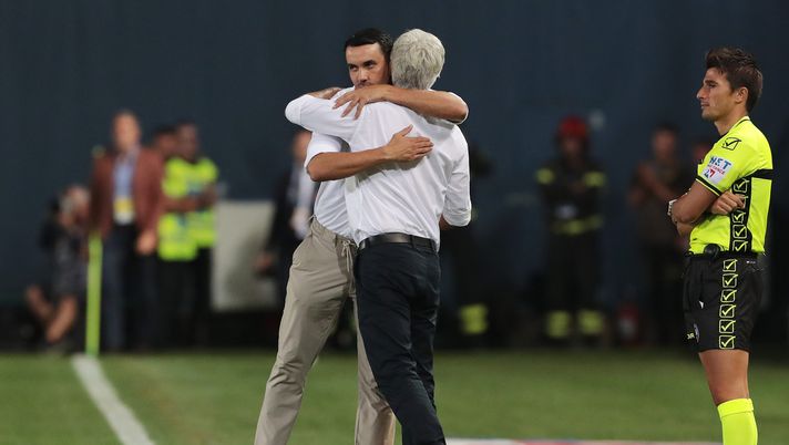 BERGAMO, ITALY - SEPTEMBER 02: Raffaele Palladino, Head Coach of Monza, and Gian Piero Gasperini, Head Coach of Atalanta, embrace at full-time after the Serie A TIM match between Atalanta BC and AC Monza at Gewiss Stadium on September 02, 2023 in Bergamo, Italy. (Photo by Emilio Andreoli/Getty Images) palladino e gasperini