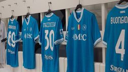 Bologna-Napoli, spogliatoio allestito con kit gara: la scelta sulla maglia – GALLERY