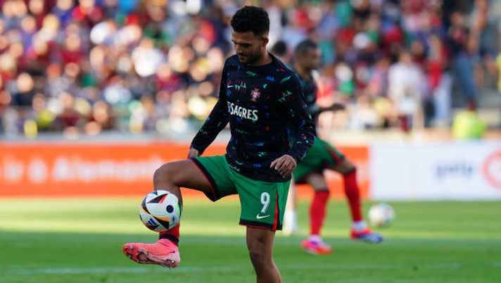 AVEIRO, PORTUGAL - JUNE 11: Goncalo Ramos of Portugal in action during Warm up before the start of the International Friendly match between Portugal and Republic of Ireland at Estadio Municipal de Aveiro on June 11, 2024 in Aveiro, Portugal. (Photo by Gualter Fatia/Getty Images) Lo steward entra in campo e…abbatte Gonçalo Ramos! - immagine 1