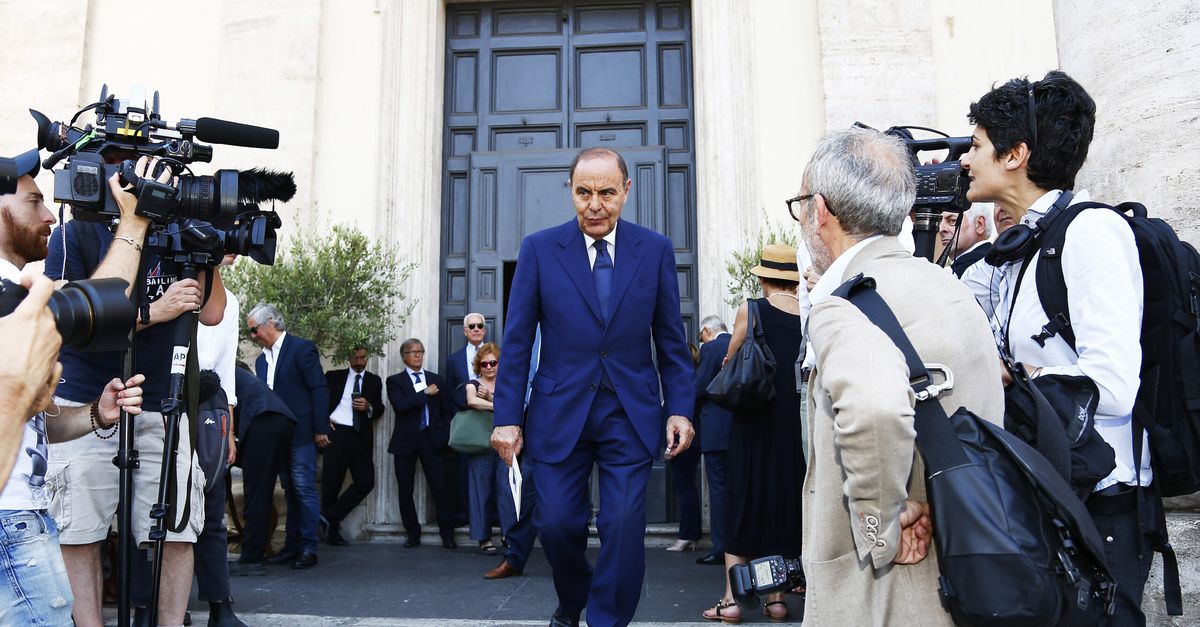 Vespa: “Fede, le sue trasferte mitiche. Quelle riunioni dedicate al poker. Ricordo…” Vespa: “Fede, le sue trasferte mitiche. Quelle riunioni dedicate al poker. Ricordo…”