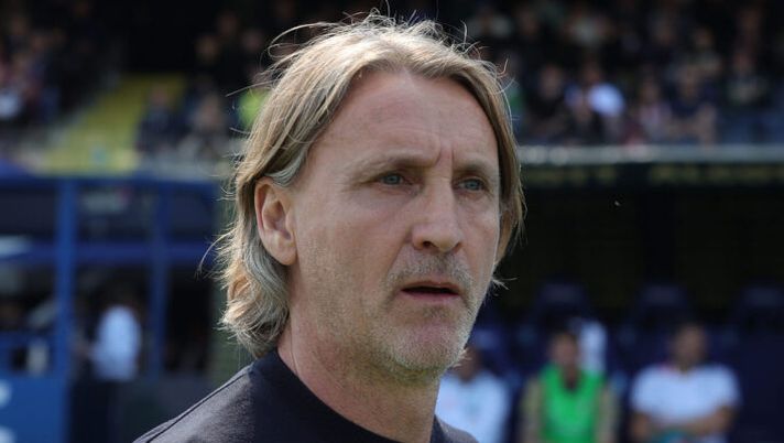 EMPOLI, ITALY - APRIL 6: Davide Nicola manager of Cagliari Calcio looks on during the Serie A match between Empoli and Cagliari at Stadio Carlo Castellani on April 6, 2025 in Empoli, Italy. (Photo by Gabriele Maltinti/Getty Images) Nicola: “Sono fiducioso su Coman! Caprile, Piccoli, Jankto e Kean…” - immagine 1