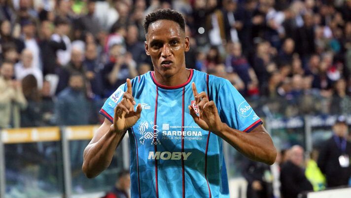 CAGLIARI, ITALY - MAY 18: Yerry Mina of Cagliari celebrates his goal 1-0 during the Serie A match between Cagliari and Venezia at Sardegna Arena on May 18, 2025 in Cagliari, Italy. (Photo by Enrico Locci/Getty Images) Cagliari, da Mina e Mazzitelli a Gaetano e Palestra: ecco le novità dopo l’allenamento di oggi - immagine 1