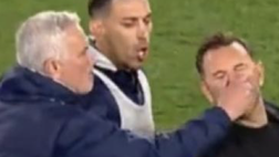 Video – Mourinho shock: prende per il naso l’ex Inter Okan Buruk