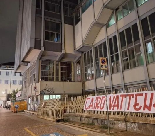 “Cairo Vendi!”: nella notte Torino tappezzata di striscioni- immagine 2