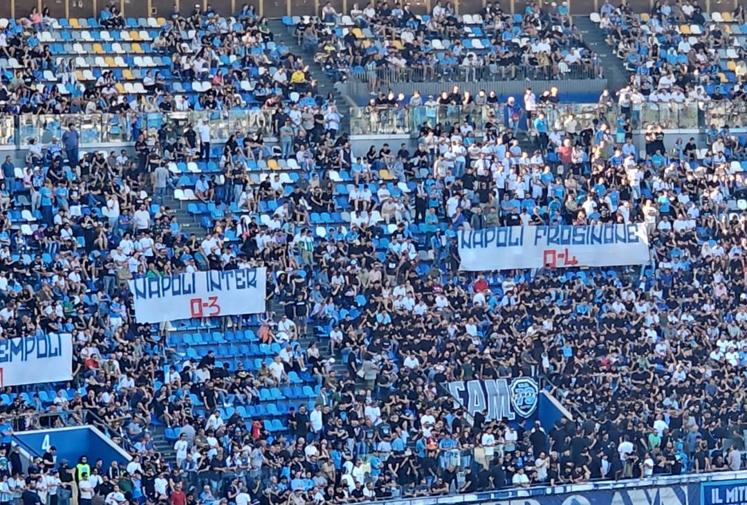 La Curva B ha esposto alcuni striscioni con i risultati horror della stagione del Napoli