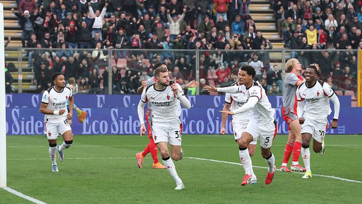 CREMONA, ITALIA - 1 MARZO: Strahinja Pavlovic dell'AC Milan esulta dopo aver segnato il gol durante la partita di Serie A tra US Cremonese e AC Milan allo Stadio Giovanni Zini il 1 marzo 2026 a Cremona, Italia. (Foto di Claudio Villa/AC Milan tramite Getty Images)
Moviola Cremonese-Milan, gli episodi dubbi: niente rigore 78′, gol Pavlovic regolare - immagine 1