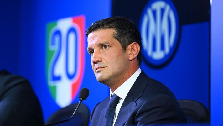 COMO, ITALY - JULY 28: Head Coach Cristian Chivu of FC Internazionale speaks to the Media during the press conference at BPER Training Centre at Appiano Gentile on July 28, 2025 in Como, Italy. (Photo by Mattia Pistoia - Inter/Inter via Getty Images) Chivu: “C’erano giocatori incedibili, perché la scelta Diouf. Napoli favorito, con quello che ha speso…” - immagine 1