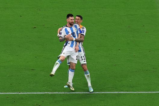 Messi e Di Maria esultano dopo il terzo gol segnato dall'Argentina nella finale della Coppa del Mondo contro la Francia. (Foto di Buda Mendes/Getty Images) Argentina, un laboratorio di talento: com’è cambiata la Selección dalla vittoria in Qatar- immagine 2