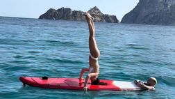 VIDEO / China e Icardi in love a Ibiza: acrobazie in mezzo al mare sulla tavola da surf