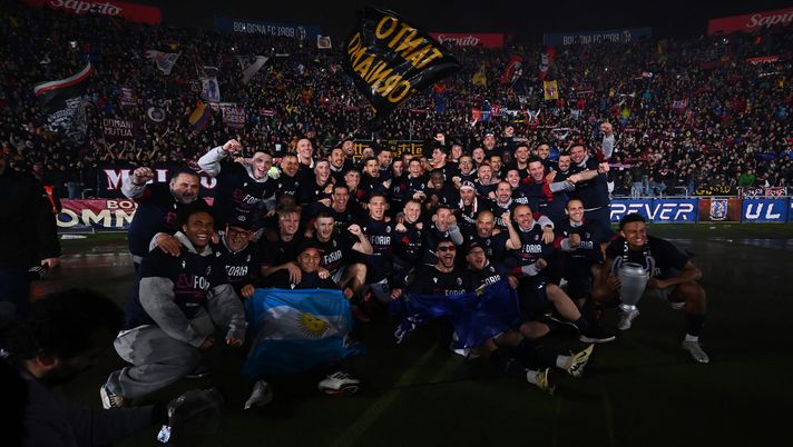 BOLOGNA, ITALY - MAY 20: Bologna FC players celebrate after qualifying for the UEFA Champions League following the Serie A TIM match between Bologna FC and Juventus at Stadio Renato Dall'Ara on May 20, 2024 in Bologna, Italy. (Photo by Alessandro Sabattini/Getty Images) Carlino – Bologna, uno sguardo al mercato - immagine 1