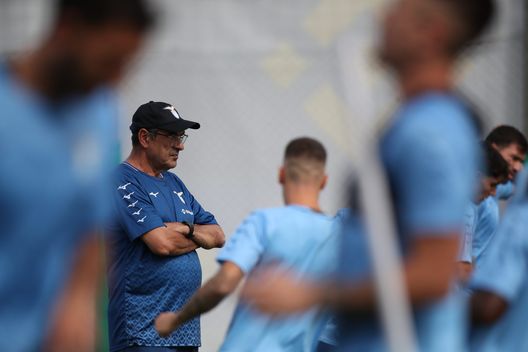 Sarri osserva l'allenamento