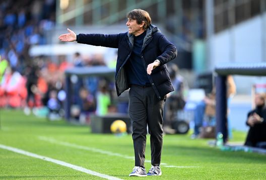 NAPLES, ITALY - MARCH 09: Antonio Conte, Head Coach of Napoli, gives the team instructions during the Serie A match between Napoli and Fiorentina at the Stadio Diego Armando Maradona on March 09, 2025 in Naples, Italy. (Photo by Francesco Pecoraro/Getty Images) antonio conte