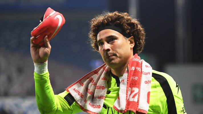 REGGIO NELL'EMILIA, ITALY - NOVEMBER 10: Guillermo Ochoa of US Salernitana gestures to the fans after the Serie A TIM match between US Sassuolo and US Salernitana at Mapei Stadium - Citta' del Tricolore on November 10, 2023 in Reggio nell'Emilia, Italy. (Photo by Alessandro Sabattini/Getty Images) Dopo la telenovela Burgos, Ochoa trova una nuova squadra: il comunicato dell’Ael Limassol - immagine 1