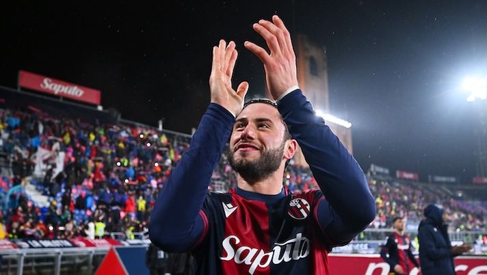 BOLOGNA, ITALY - FEBRUARY 14: Davide Calabria of Bologna applauds the fans after the Serie A match between Bologna and Torino at Stadio Renato Dall'Ara on February 14, 2025 in Bologna, Italy. (Photo by Alessandro Sabattini/Getty Images) Bologna, Calabria ha ricevuto una proposta dall’estero: ecco la situazione - immagine 1
