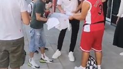 Milan, Pavlovic concede autografi ai tifosi fuori dalla sede rossonera | PM Video