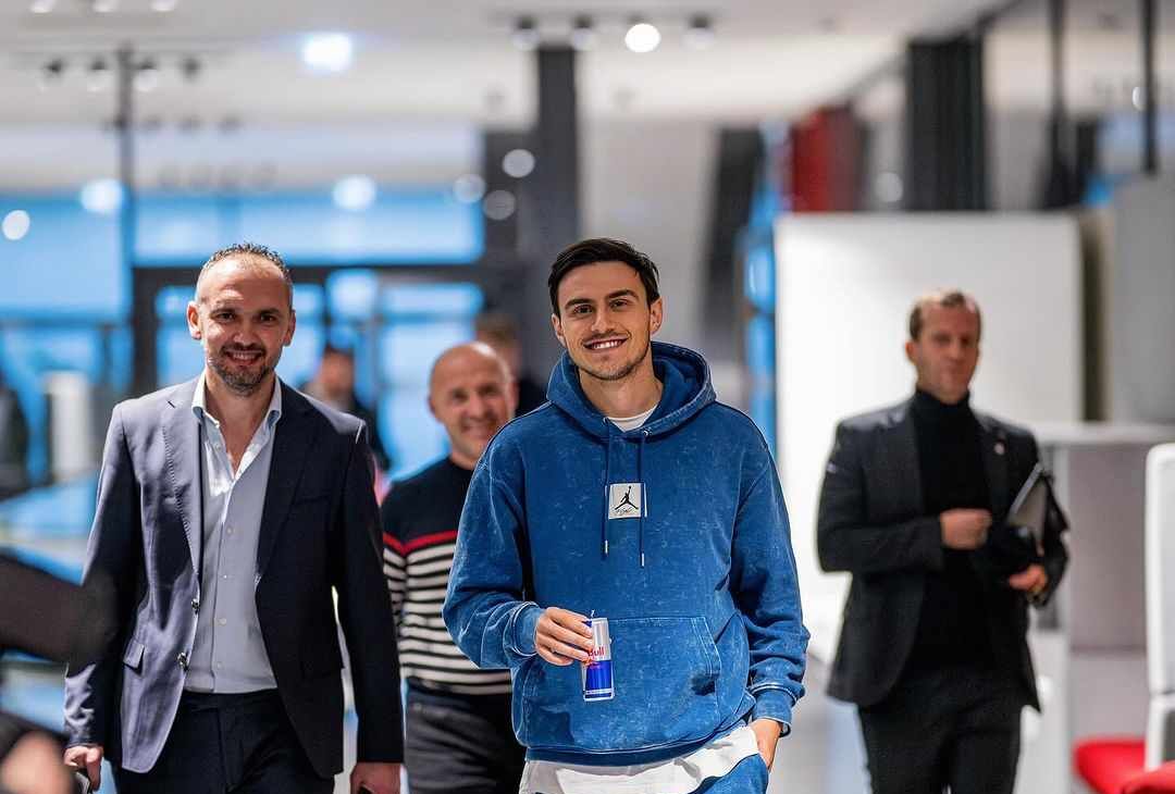 GALLERY Elmas posa con la maglia del Lipsia: gli scatti dei primi giorni in Germania - immagine 3