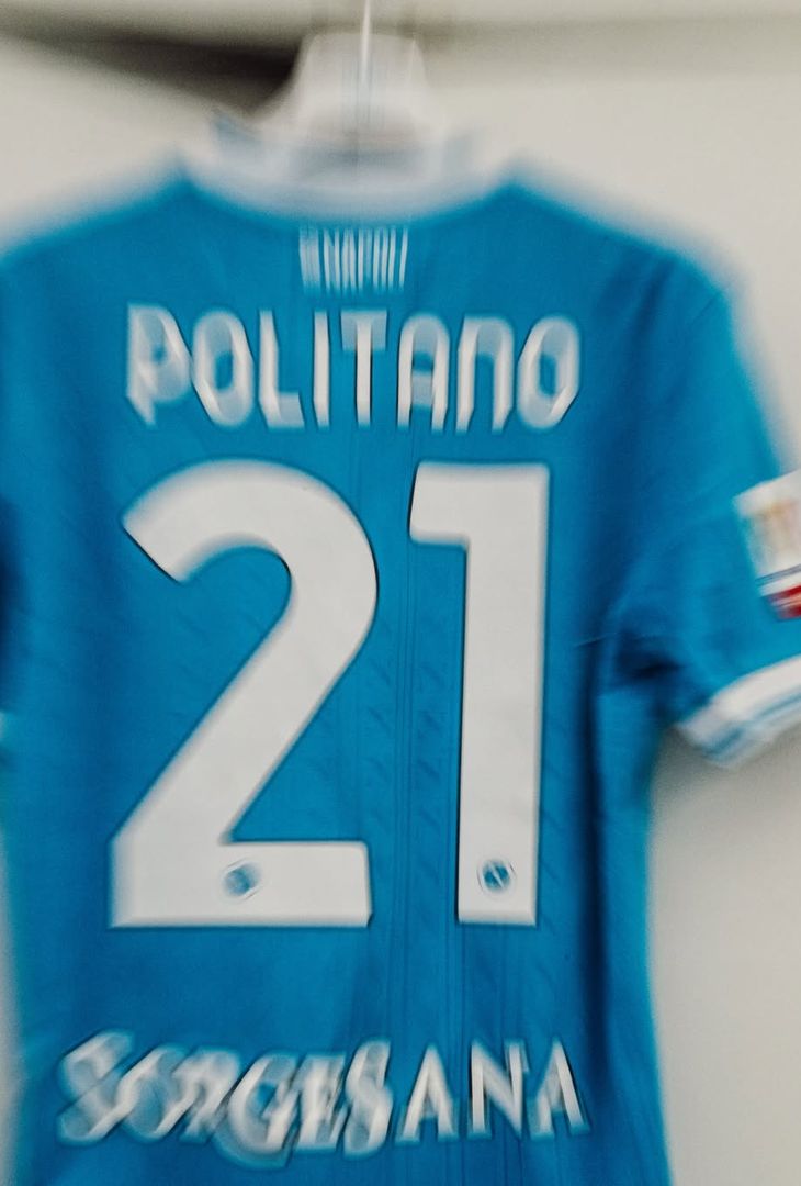 Sale l'attesa per il fischio d'inizio (fissato per le 21:00 odierne) di Napoli-Como, gara valevole per i quarti di finale dell'edizione 2025/26 di Coppa Italia. Per l'occasione, la squadra di Antonio Conte, come dimostra il seguente post pubblicato dalla società partenopea sul proprio account Instagram, scenderà in campo con indosso la maglia azzurra.