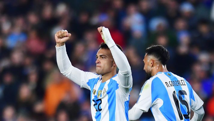 BUENOS AIRES, ARGENTINA - SEPTEMBER 04: Lautaro Martínez of Argentina celebrates after scoring the team's second goal during the South American FIFA World Cup 2026 Qualifier match between Argentina and Venezuela at Estadio Más Monumental Antonio Vespucio Liberti on September 04, 2025 in Buenos Aires, Argentina. (Photo by Marcelo Endelli/Getty Images) Mondiale 2026, Inghilterra-Argentina, semifinale da brividi: riflettori sul bomber nerazzurro - immagine 1