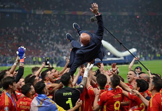 Spagna, le altre passioni di De La Fuente: il karaoke e Julio Iglesias