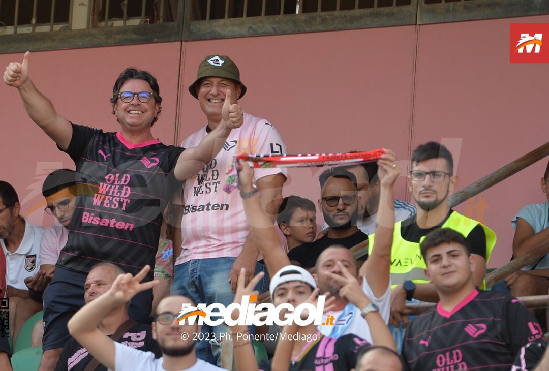 FOTOTIFO Palermo-Feralpisalò 3-0, gli scatti ai tifosi al “Renzo Barbera” (GALLERY) - immagine 34