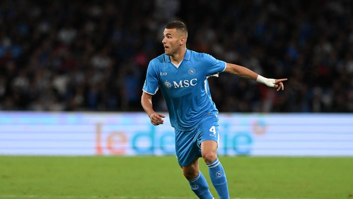 NAPLES, ITALY - SEPTEMBER 29: Alessandro Buongiorno of SSC Napoli during the Serie A match between Napoli and Monza at Stadio Diego Armando Maradona on September 29, 2024 in Naples, Italy. (Photo by Francesco Pecoraro/Getty Images) Esposito: “Neres dà più garanzie di Kvaratskhelia. Buongiorno, spero torni presto” - immagine 1