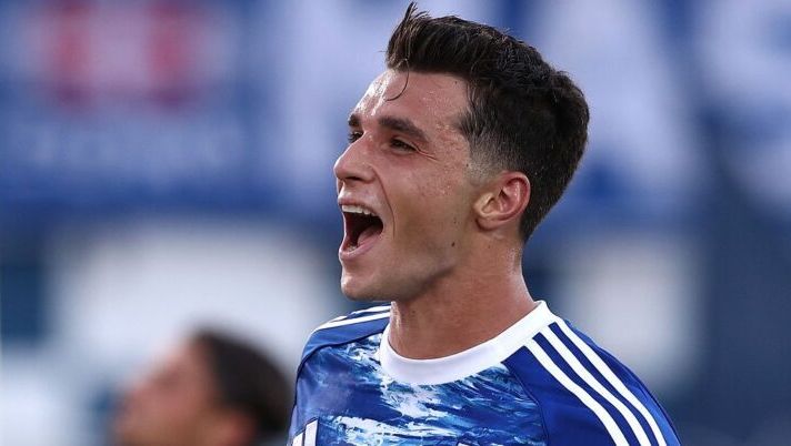 COMO, ITALY - AUGUST 16: Anastasios Douvikas of Como 1907 celebrates after scoring their team's second goal during the Coppa Italia match between Como 1907 and FC Sudtirol at Stadio G. Sinigaglia on August 16, 2025 in Como, Italy. (Photo by Marco Luzzani/Getty Images) Chi schierare in attacco alla 17a giornata al fantacalcio: la divisione fascia per fascia - immagine 1