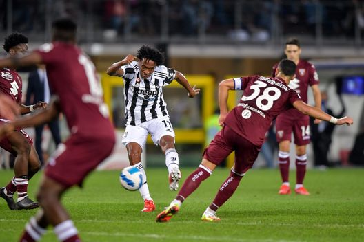 TURIN, ITALY - OCTOBER 02: Juan Cuadrado of Juventus is challenged by Rolando Mandragora of Torino FC during the Serie A match between Torino FC v Juventus at Stadio Olimpico di Torino on October 02, 2021 in Turin, Italy. (Photo by Daniele Badolato - Juventus FC/Juventus FC via Getty Images) Juric, pavidità nei cambi? Il tecnico non aveva scelta. Allegri azzecca la mossa- immagine 3