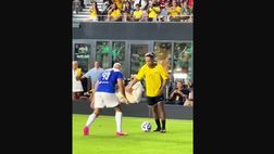 VIDEO / Il bodyguard di Messi viene umiliato da Ronaldinho